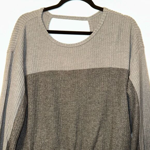 Hollister Gray Colorblock Waffle Sweater Long Sleeve Back Cutout Small NWT - Picture 3 of 8
